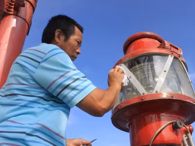 Lau chùi “mắt biển Trường Sa”. Theo anh Tiến: trong mọi hoàn cảnh, phải đảm bảo đèn biển Trường Sa luôn thắp sáng