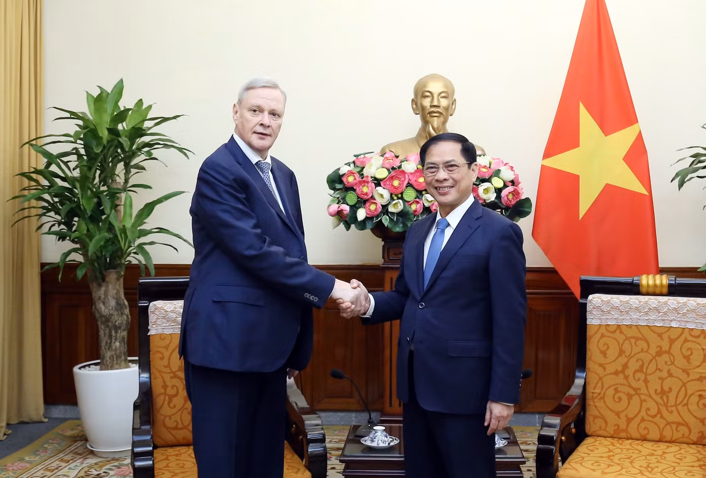 Bộ trưởng Ngoại giao Bùi Thanh Sơn tiếp Thứ trưởng thứ nhất Bộ Ngoại giao Nga V. Titov. (Ảnh: Mofa)