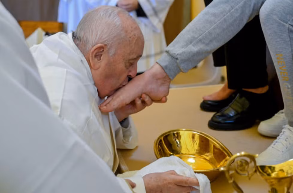 Giáo hoàng Francis thực hiện nghi lễ hôn chân tù nhân. (Ảnh: AP