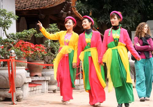Diện mớ ba mớ bảy trẩy hội thơ