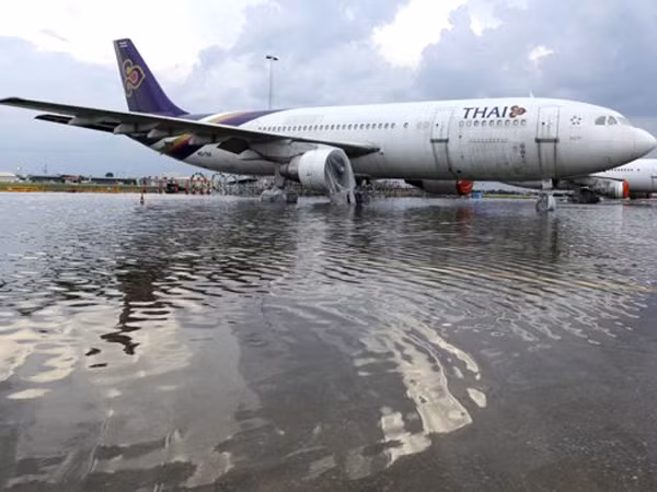 Nước lũ tràn vào sân bay Don Muang ở Bangkok. Ảnh: Reuters. Nước lũ tràn vào sân bay Don Muang ở Bangkok. Ảnh: Reuters