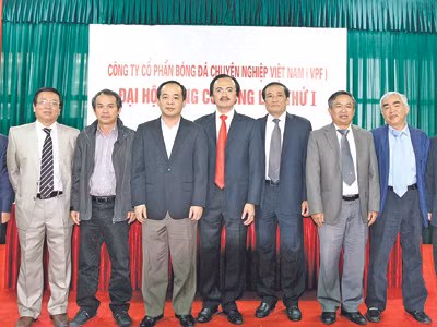 Ba ứng viên chức Chủ tịch VFF: Thứ trưởng Bộ VH-TT&DL Lê Khánh Hải (thứ 3 bên trái), Phó chủ tịch VFF Lê Hùng Dũng, Phó tổng cục trưởng Tổng cục TDTT Phạm Văn Tuấn (thứ nhất và thứ hai bên phải). Ảnh: VSI
