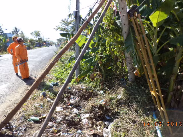 Chiếc cột điện bị gãy 