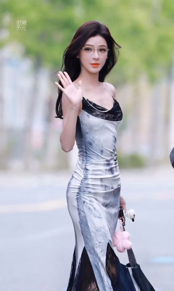 "Búp bê Trung Quốc" được đánh giá cao nhờ gu ăn mặc thời thượng. "Búp bê Trung Quốc" được đánh giá cao nhờ gu ăn mặc thời thượng.