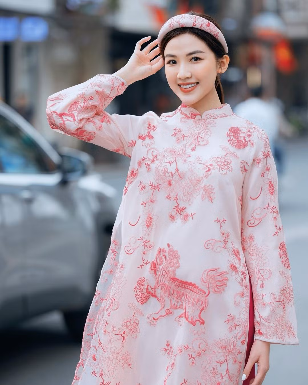 Mỹ nhân "vũ trụ phim VTV" Lương Thanh lựa chọn mấn cùng họa tiết với mẫu áo dài "ăn khách".