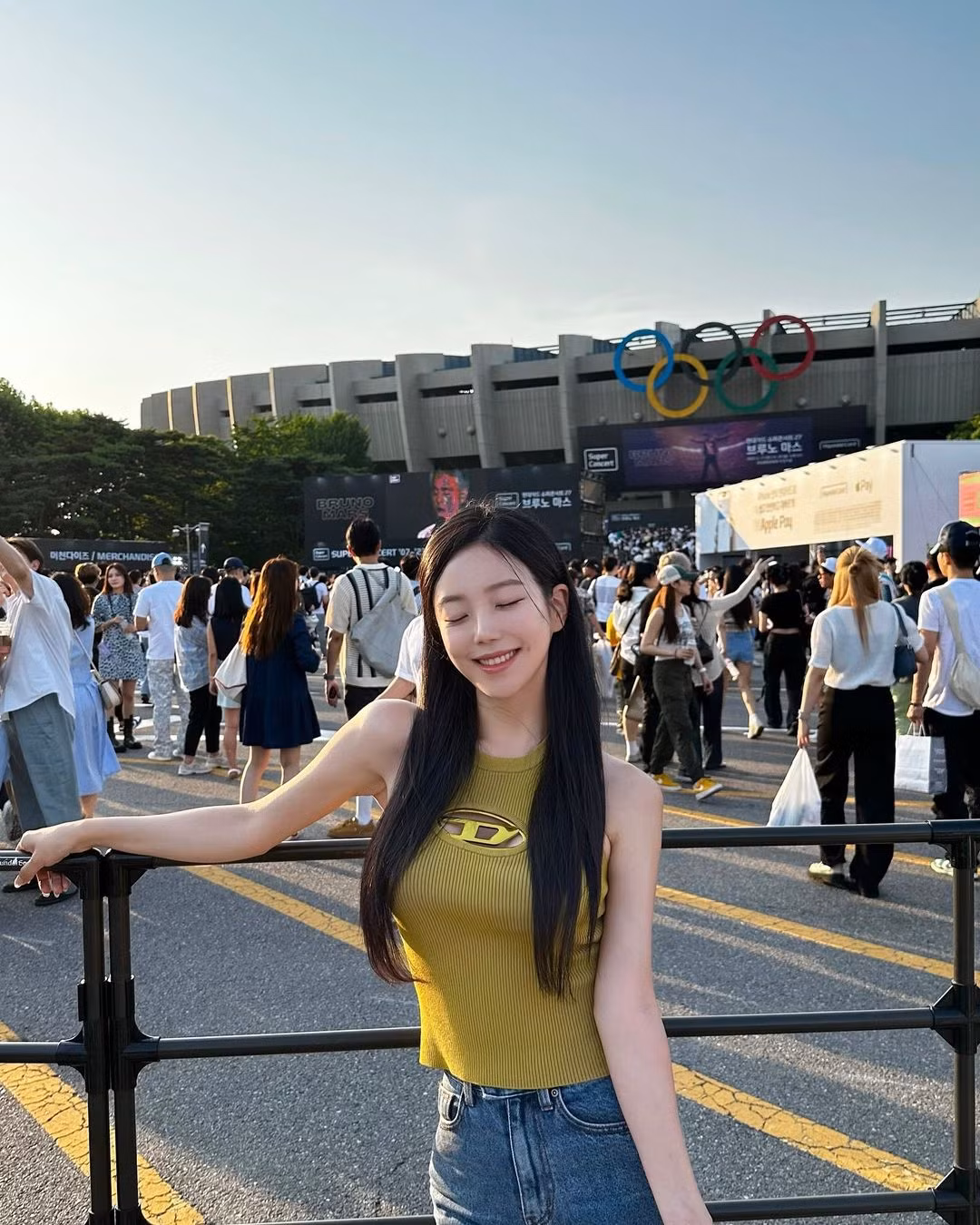 Ha Jeong trở thành hiện tượng nổi bật tại chương trình với nét hấp dẫn riêng biệt. Ngoài đời, cô nàng ưa chuộng phong cách trang phục tối giản. Ha Jeong trở thành hiện tượng nổi bật tại chương trình với nét hấp dẫn riêng biệt. Ngoài đời, cô nàng ưa chuộng phong cách trang phục tối giản.