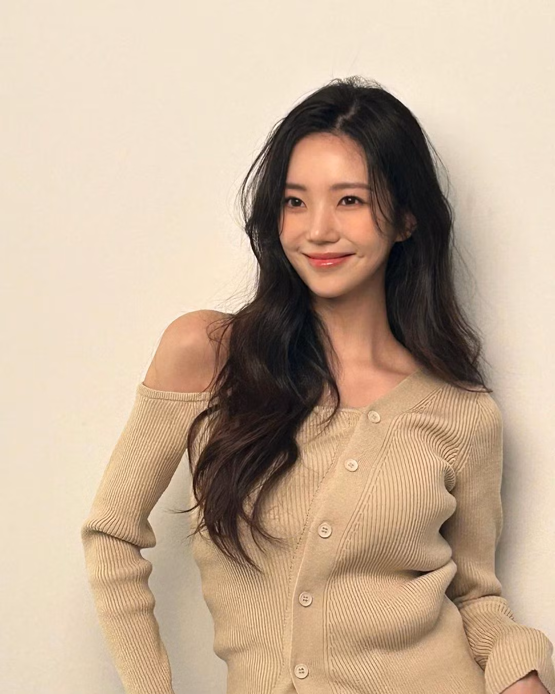 Ha Jeong trở thành hiện tượng nổi bật tại chương trình với nét hấp dẫn riêng biệt. Ngoài đời, cô nàng ưa chuộng phong cách trang phục tối giản. Ha Jeong trở thành hiện tượng nổi bật tại chương trình với nét hấp dẫn riêng biệt. Ngoài đời, cô nàng ưa chuộng phong cách trang phục tối giản.