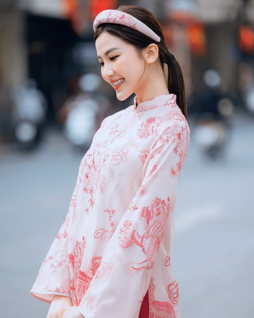 Mỹ nhân "vũ trụ phim VTV" Lương Thanh lựa chọn mấn cùng họa tiết với mẫu áo dài "ăn khách".
