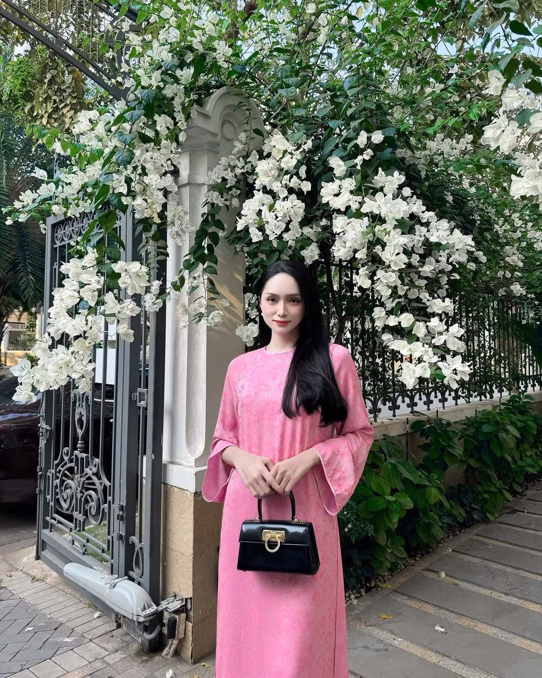 Hoa hậu Hương Giang cũng chọn mẫu áo dài này cho một sự kiện.