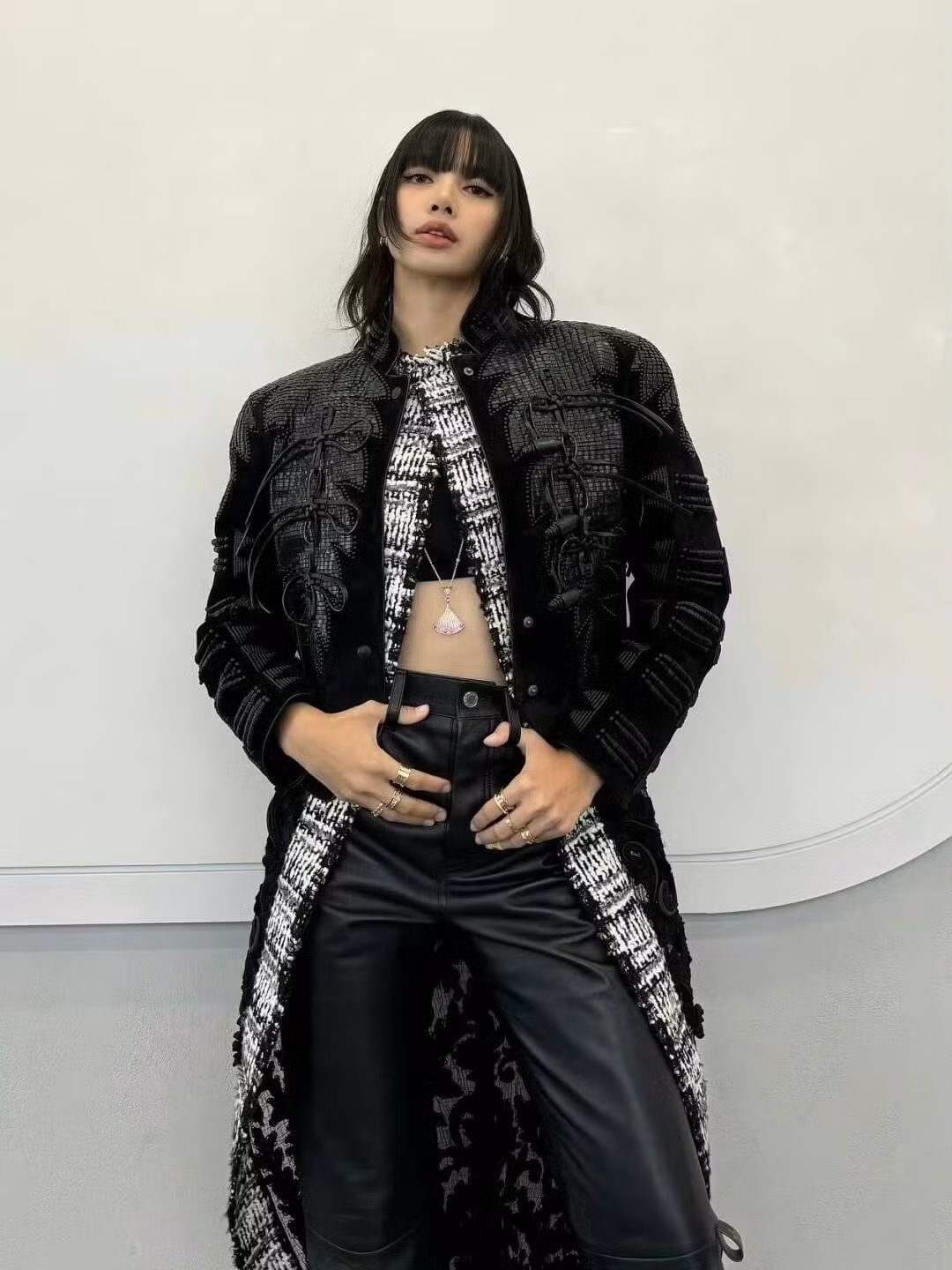 Siêu mẫu Hoyeon "đụng hàng" Lisa BLACPINK, Lưu Diệc Phi. Siêu mẫu Hoyeon "đụng hàng" Lisa BLACPINK, Lưu Diệc Phi.