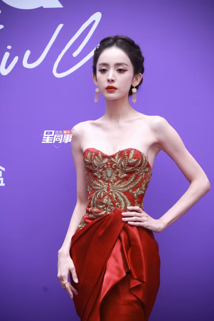 Tại sự kiện lần này, người đẹp 9X diện mẫu đầm cúp ngực đỏ bắt mắt, tà váy dài. Thiết kế đến từ BST Thu Đông 2013 của nhà mốt Marchesa tôn lên màu da trắng sáng của nữ diễn viên. Tại sự kiện lần này, người đẹp 9X diện mẫu đầm cúp ngực đỏ bắt mắt, tà váy dài. Thiết kế đến từ BST Thu Đông 2013 của nhà mốt Marchesa tôn lên màu da trắng sáng của nữ diễn viên.