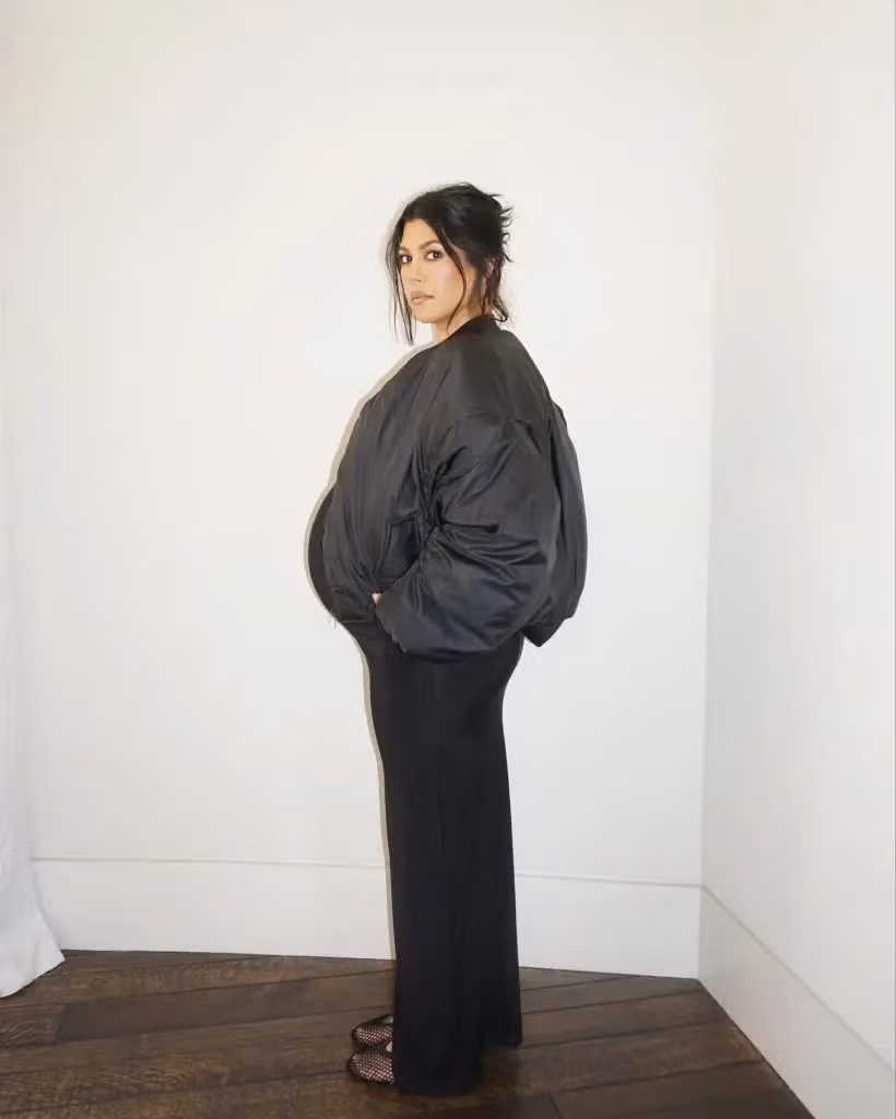 Kourtney Kardashian, Zendaya phối giày lưới đế bệt với trang phục tông màu trung tính. Kourtney Kardashian, Zendaya phối giày lưới đế bệt với trang phục tông màu trung tính.