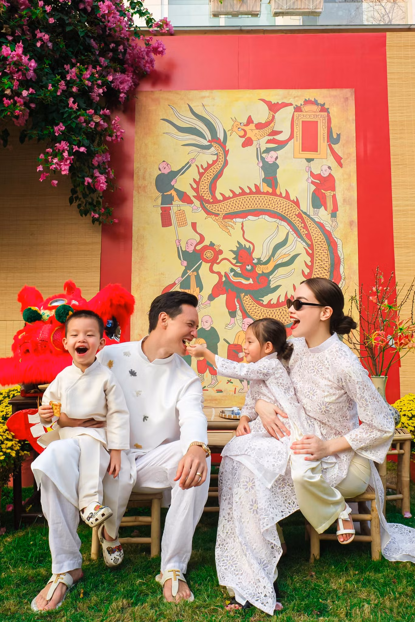 Gia đình nhỏ của Hồ Ngọc Hà rạng rỡ trong tông màu áo dài trắng ngày mùng 2 Tết.