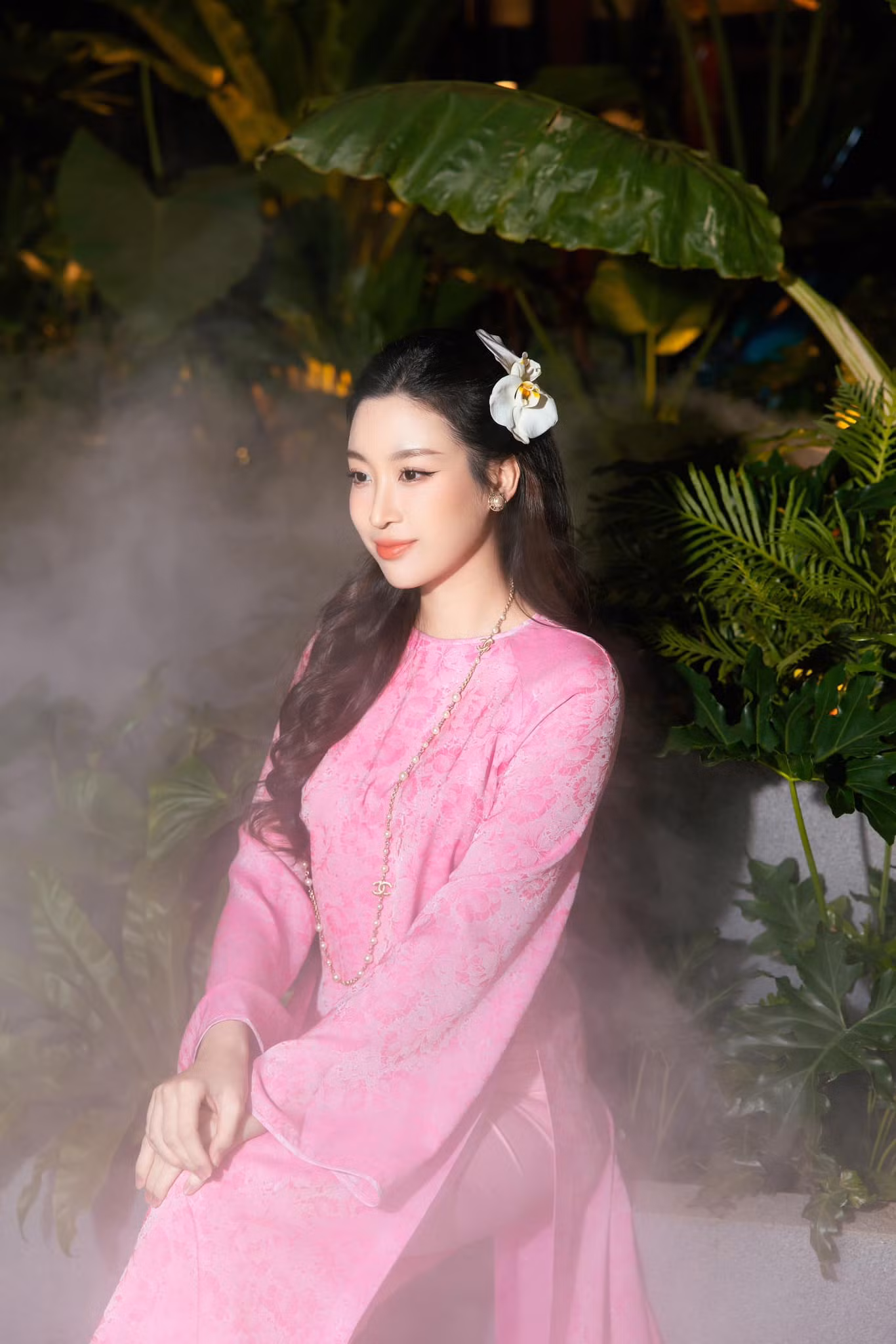 Nhan sắc yêu kiều, sang trọng của Hoa hậu Đỗ Mỹ Linh trong tà áo dài lụa hồng kết hợp cùng phụ kiện hoa lan, ngọc trai nhận về nhiều lời khen từ fan sắc đẹp.