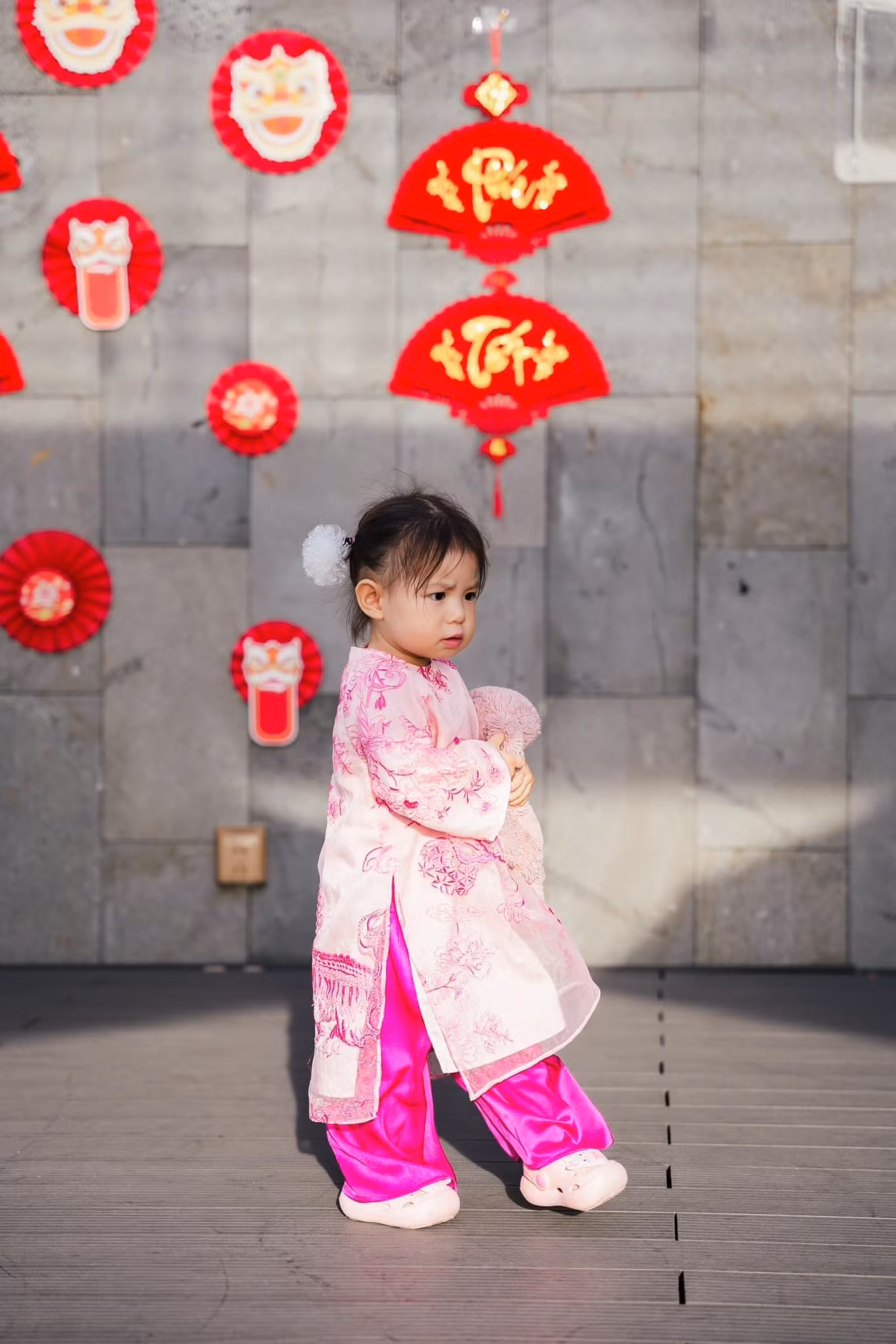 Hotgirl Salim cùng con gái Pam gây sốt với bộ ảnh Tết trong thiết kế áo dài Hồng Sư và Tiểu Hồng Sư.