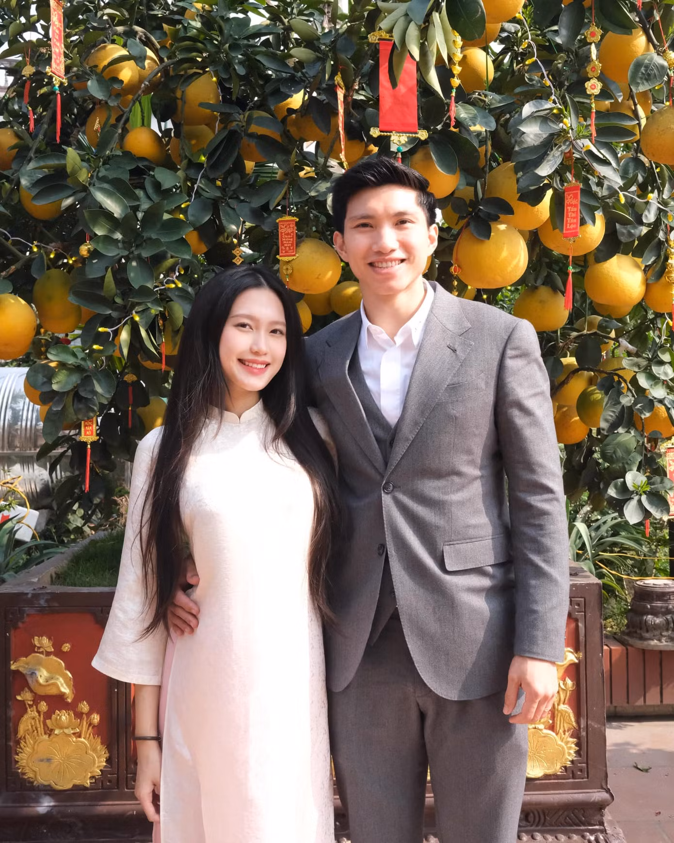 Trong ngày đầu năm, người đẹp 22 tuổi diện mẫu áo dài dáng suông, cổ trụ thấp màu kem. Cô được netizen đánh giá là tinh tế khi lựa chọn phong cách thục nữ, giản dị. Trong ngày đầu năm, người đẹp 22 tuổi diện mẫu áo dài dáng suông, cổ trụ thấp màu kem. Cô được netizen đánh giá là tinh tế khi lựa chọn phong cách thục nữ, giản dị.