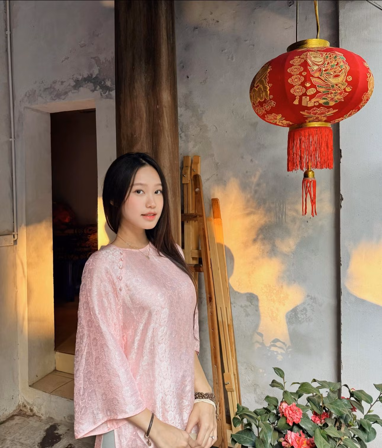 Phong cách thanh lịch chuẩn tiểu thư Hà Thành của Hải My khi về nhà mẹ đẻ nhận được nhiều sự chú ý. Mùng 2 Tết, Hải My diện thiết kế màu hồng pastel ngọt ngào. Người đẹp phối cùng túi xách Lady Dior màu kem có giá khoảng 90 triệu đồng. Phong cách thanh lịch chuẩn tiểu thư Hà Thành của Hải My khi về nhà mẹ đẻ nhận được nhiều sự chú ý. Mùng 2 Tết, Hải My diện thiết kế màu hồng pastel ngọt ngào. Người đẹp phối cùng túi xách Lady Dior màu kem có giá khoảng 90 triệu đồng.