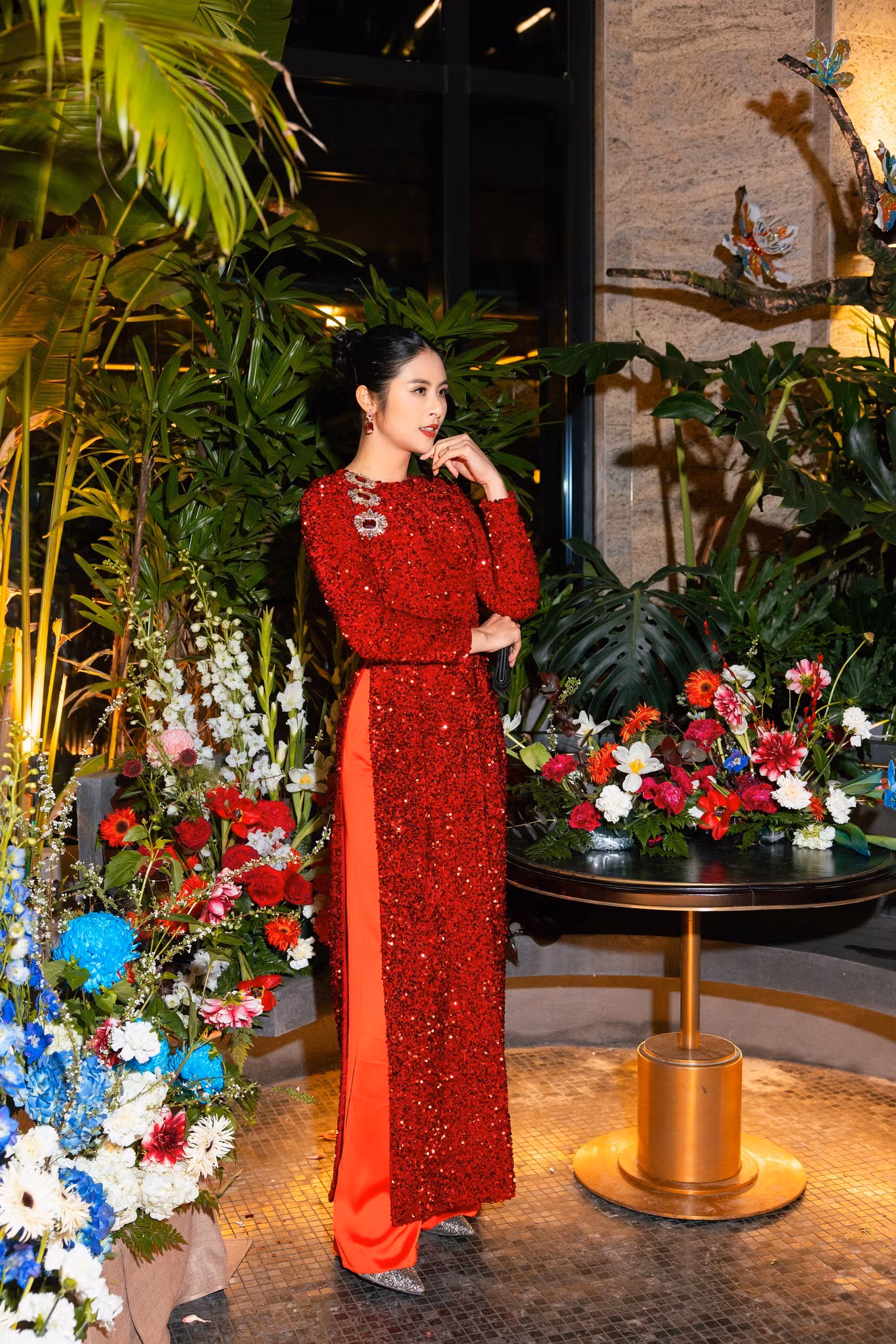 Hoa hậu Việt Nam 2010 Đặng Thị Ngọc Hân và MC Thanh Thanh Huyền tỏa sáng trong tiệc tối nhờ các thiết kế áo dài đỏ đính kim sa.