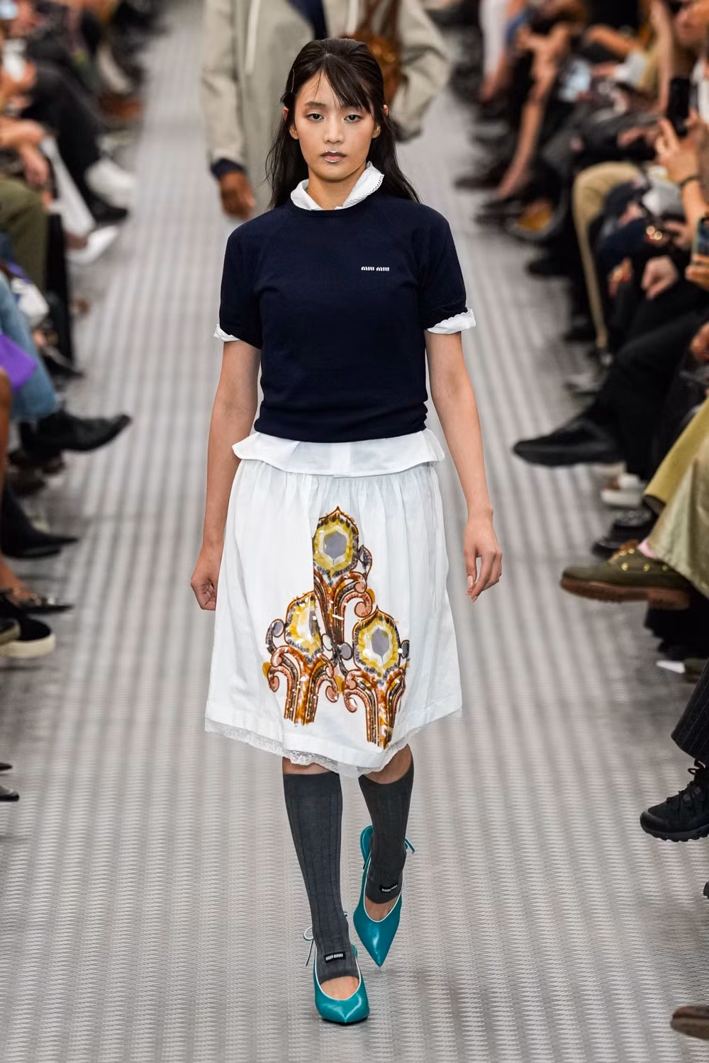 Minnie (G)I-DLE đánh dấu thành tựu mới trong sự nghiệp khi sải bước chung sàn runway với Cara Delevingne. Minnie (G)I-DLE đánh dấu thành tựu mới trong sự nghiệp khi sải bước chung sàn runway với Cara Delevingne.