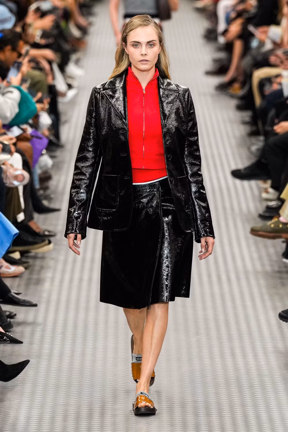 Minnie (G)I-DLE đánh dấu thành tựu mới trong sự nghiệp khi sải bước chung sàn runway với Cara Delevingne. Minnie (G)I-DLE đánh dấu thành tựu mới trong sự nghiệp khi sải bước chung sàn runway với Cara Delevingne.