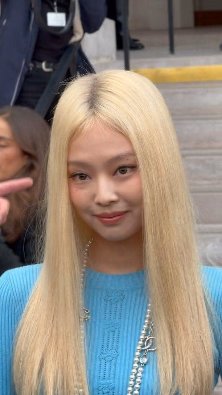 Cận cảnh nhan sắc của Jennie BLACKPINK tại show diễn của thương hiệu Pháp.