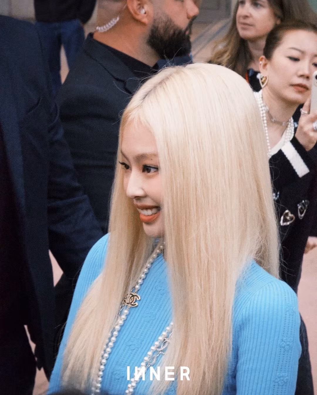 Cận cảnh nhan sắc của Jennie BLACKPINK tại show diễn của thương hiệu Pháp.