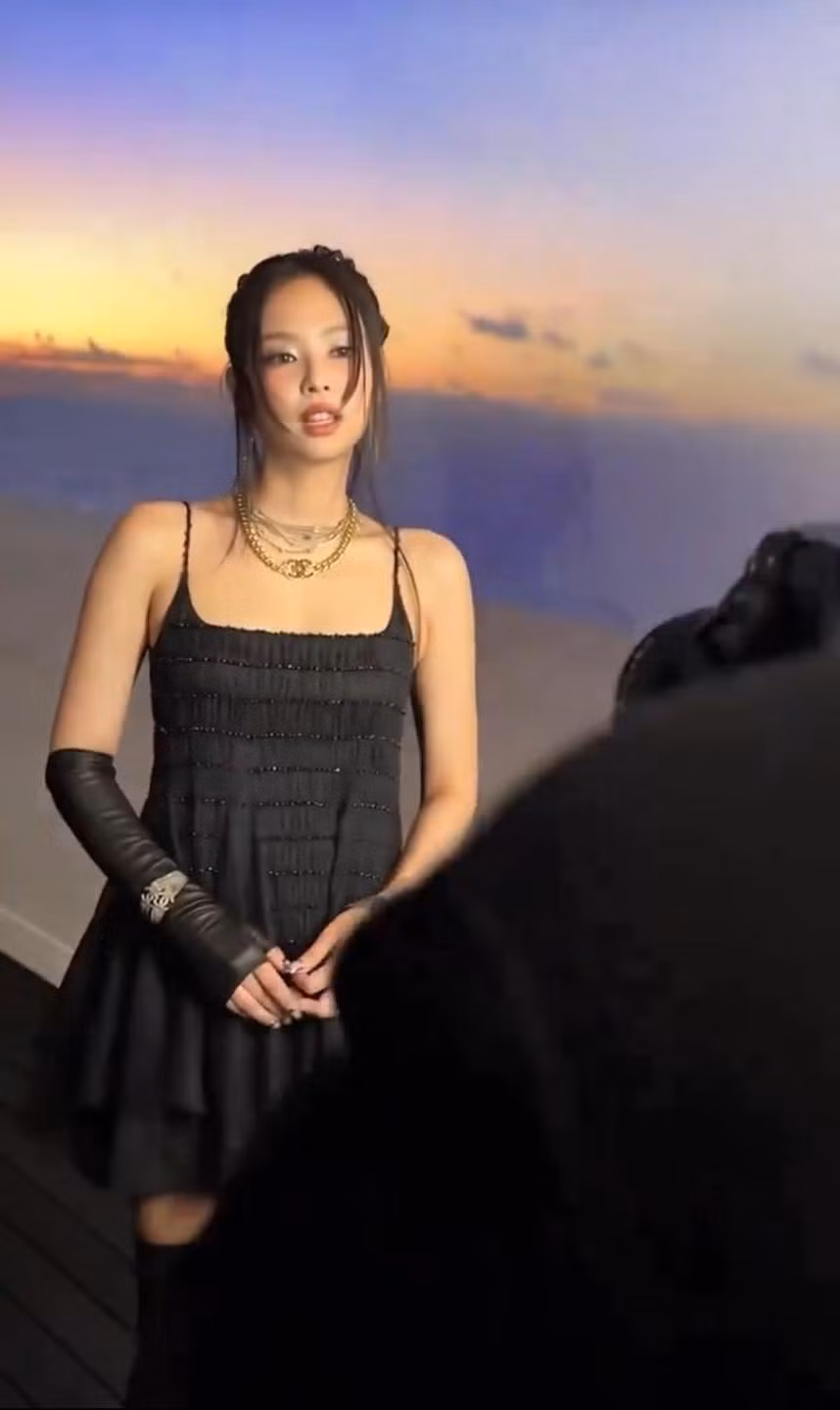 Jennie BLACKPINK "mở khóa" bộ Haute couture thứ 3 với nhà mốt Pháp. Jennie BLACKPINK "mở khóa" bộ Haute couture thứ 3 với nhà mốt Pháp.