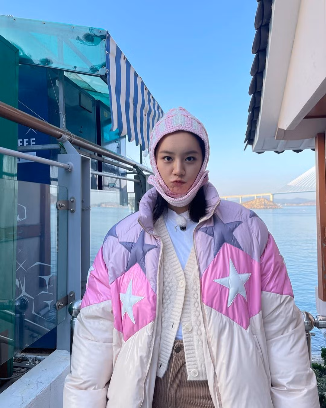 Hyeri dễ thương khi diện trang phục tông màu tươi sáng, pastel ngọt ngào.