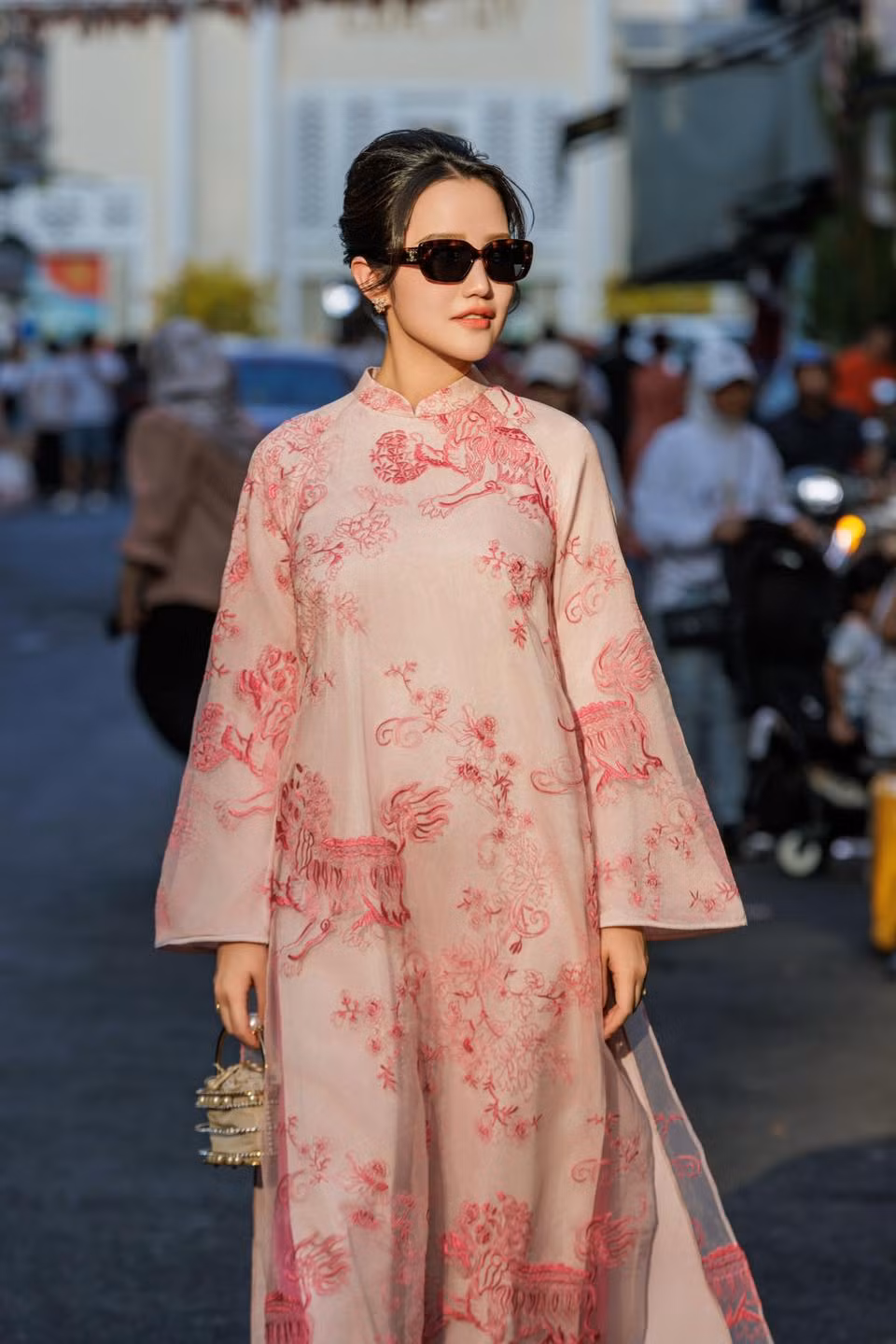 Primmy Trương khoe sắc trên đường phố cùng cặp kính thời thượng.