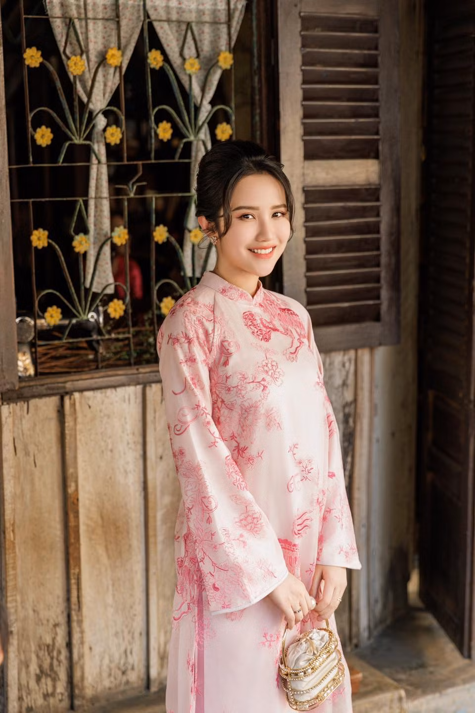 Primmy Trương khoe sắc trên đường phố cùng cặp kính thời thượng.