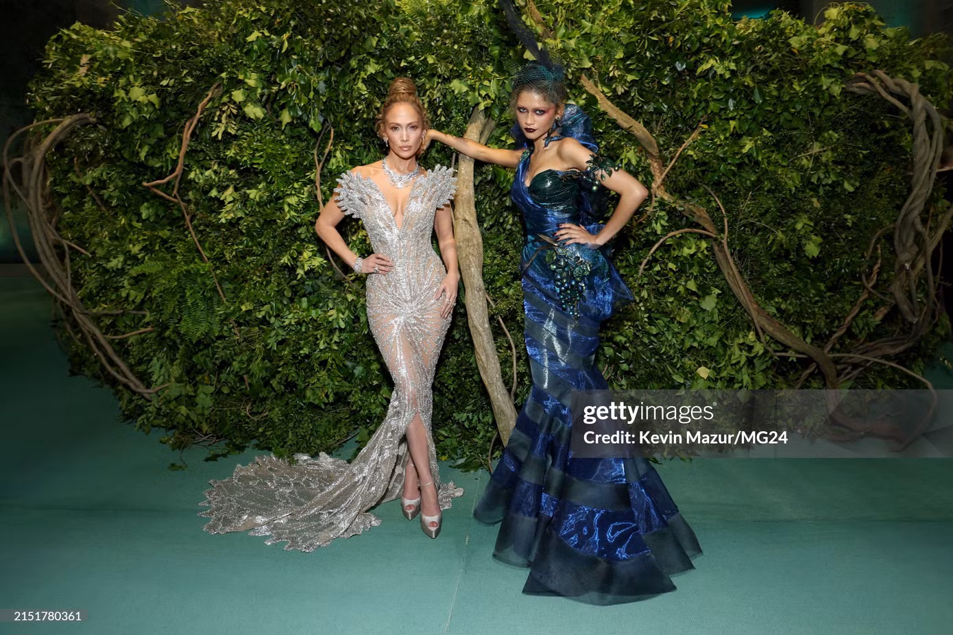 Anna Wintour cùng dàn co-host Chris Hemsworth, Zendaya, Jennifer Lopez tại Met Gala 2024.