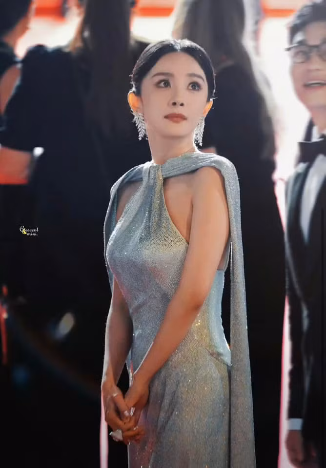 Dương Mịch tái xuất Cannes sau 12 năm. Nữ diễn viên lần đầu đến LHP Cannes cùng đoàn phim Họa Bì 2 vào năm 2012.