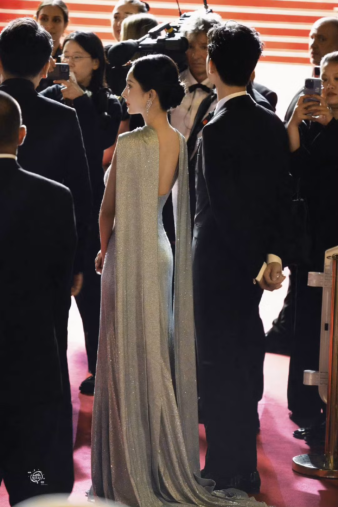 Dương Mịch tái xuất Cannes sau 12 năm. Nữ diễn viên lần đầu đến LHP Cannes cùng đoàn phim Họa Bì 2 vào năm 2012.