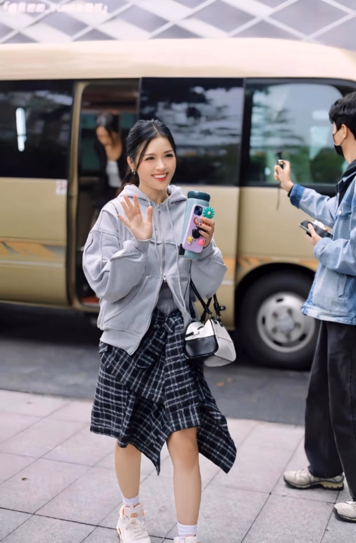 Trang phục tham gia ghi hình Đạp Gió 2024 của Suni Hạ Linh tại Trung Quốc. Trang phục tham gia ghi hình Đạp Gió 2024 của Suni Hạ Linh tại Trung Quốc.