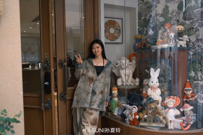 Bộ trang phục dạo phố rộng quá khổ cùng họa tiết "lấm lem" khiến nữ ca sĩ bị dìm dáng. Bộ trang phục dạo phố rộng quá khổ cùng họa tiết "lấm lem" khiến nữ ca sĩ bị dìm dáng.