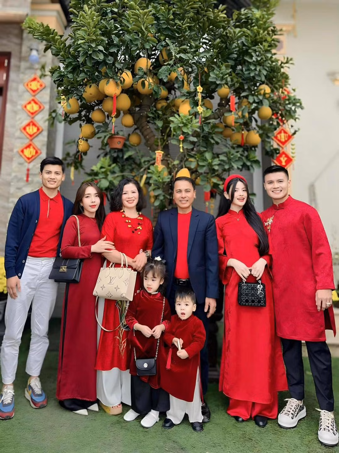 Vợ Quang Hải nổi bật trong các bức hình gia đình nhờ làn da trắng sáng. Vợ Quang Hải nổi bật trong các bức hình gia đình nhờ làn da trắng sáng.