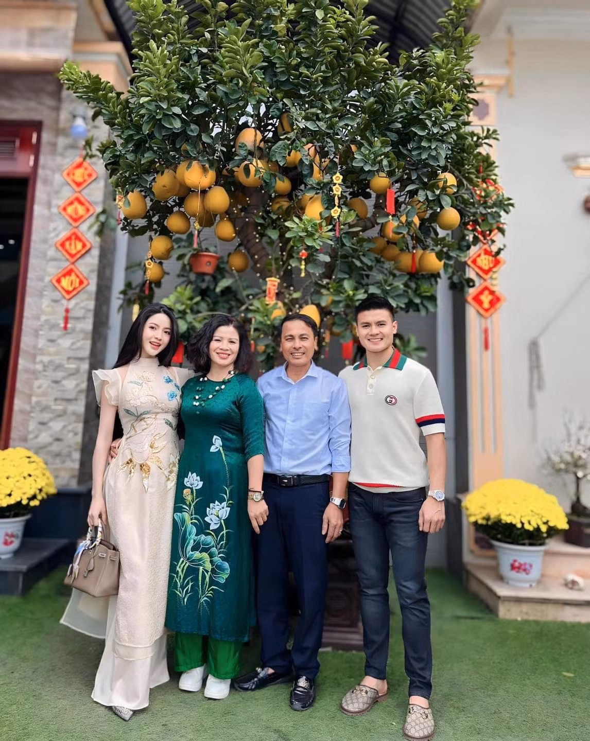 Vợ Quang Hải nổi bật trong các bức hình gia đình nhờ làn da trắng sáng. Vợ Quang Hải nổi bật trong các bức hình gia đình nhờ làn da trắng sáng.