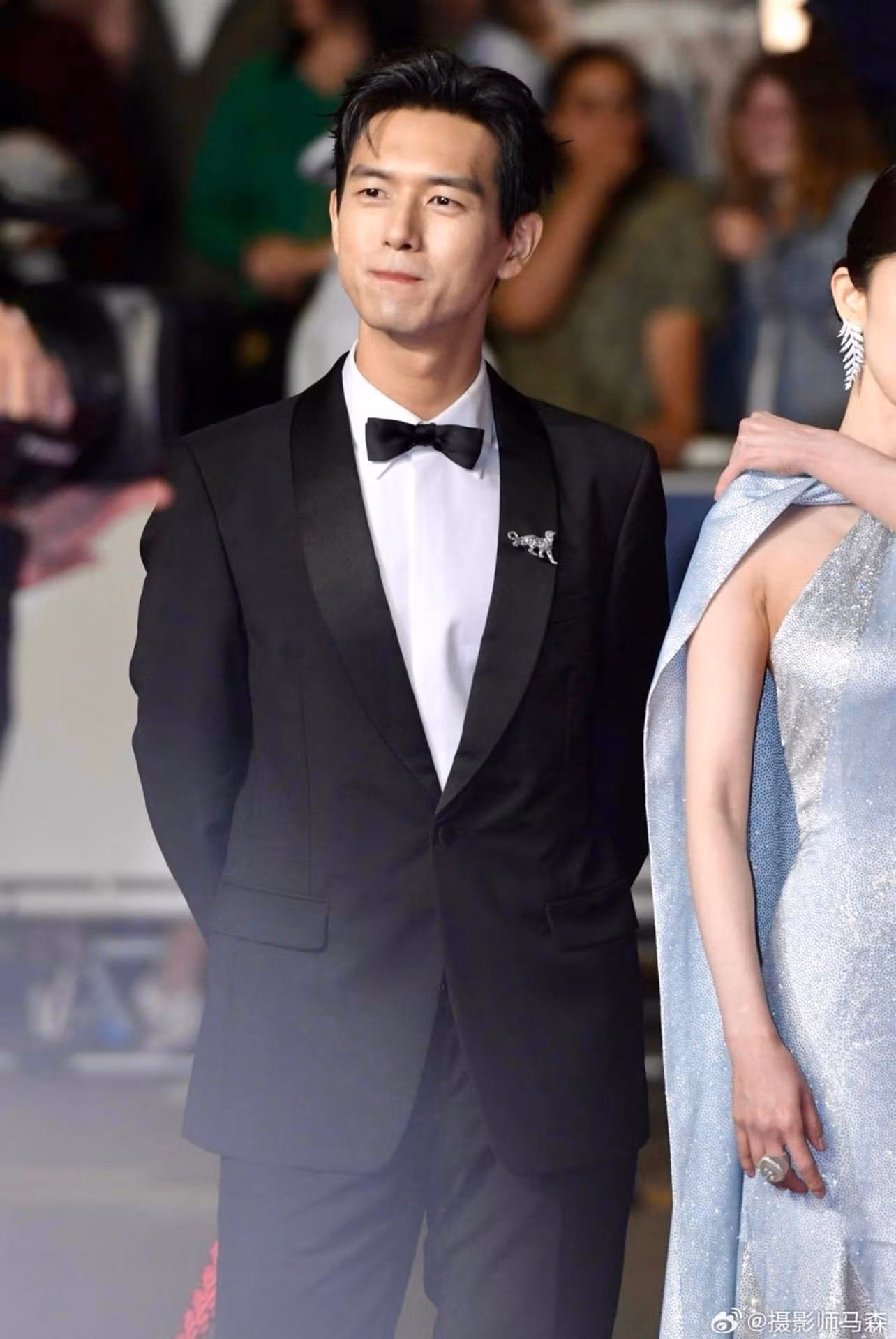 Lý Hiện diện âu phục tối màu trên thảm đỏ. Visual điển trai của mỹ nam khiên Cnet phát sốt.