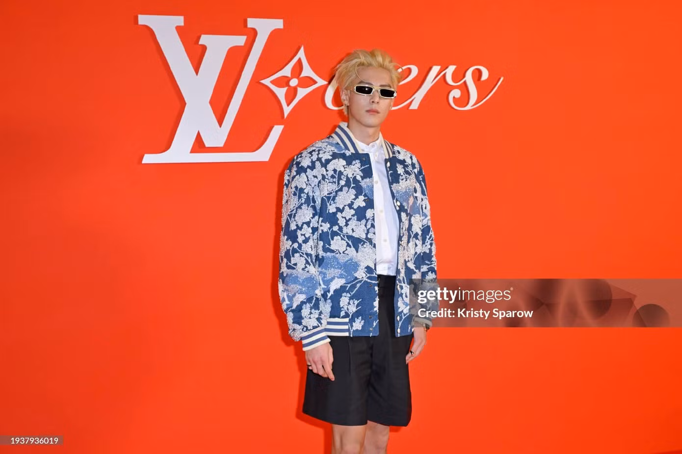 Vương Hạc Đệ là mỹ nam Hoa ngữ "chiếm spotlight" tại Paris Fashion Week lần này. Nam đại sứ thương hiệu bùng nổ nhan sắc trong màu tóc tẩy, trang phục "chất chơi".