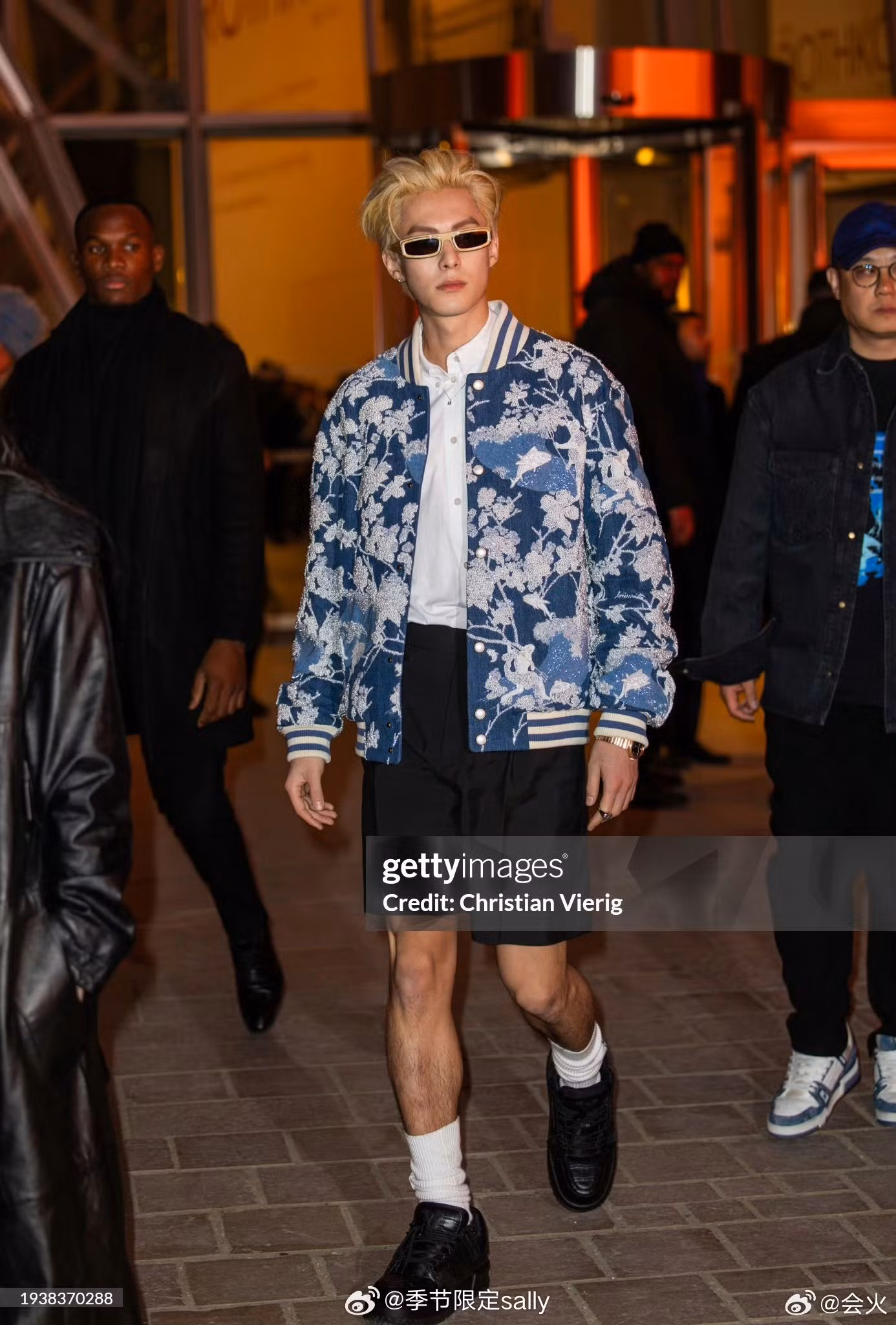 Vương Hạc Đệ là mỹ nam Hoa ngữ "chiếm spotlight" tại Paris Fashion Week lần này. Nam đại sứ thương hiệu bùng nổ nhan sắc trong màu tóc tẩy, trang phục "chất chơi".