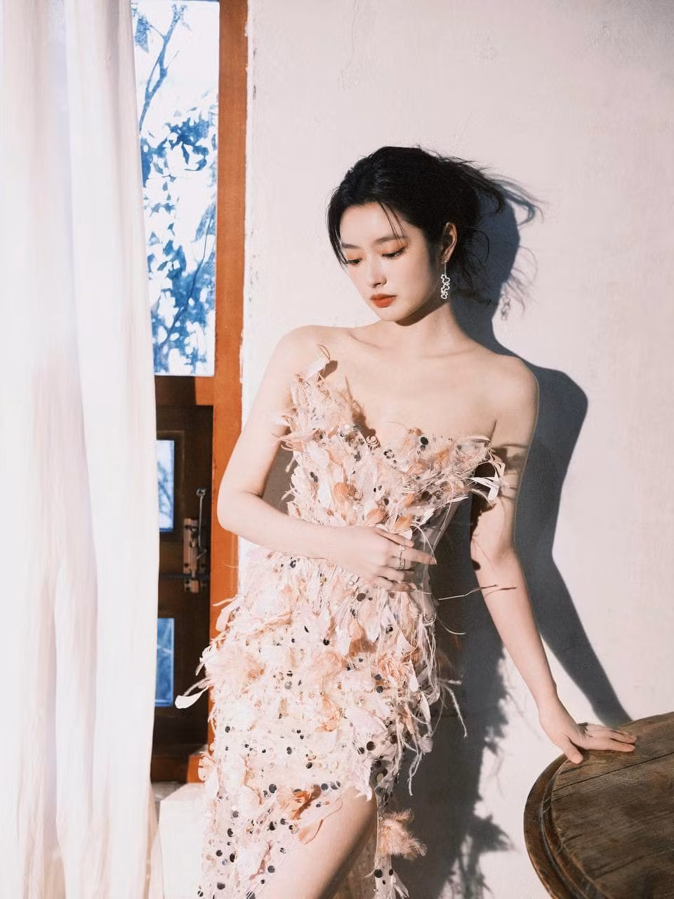 Mẫu đầm của nhà mốt Hacchic Couture từng lọt mắt xanh nhiều mỹ nhân như Huyền Baby, Đường Yên, Từ Nhược Hàm... có giá hơn 3000 USD (hơn 76 triệu đồng). Mẫu đầm của nhà mốt Hacchic Couture từng lọt mắt xanh nhiều mỹ nhân như Huyền Baby, Đường Yên, Từ Nhược Hàm... có giá hơn 3000 USD (hơn 76 triệu đồng).
