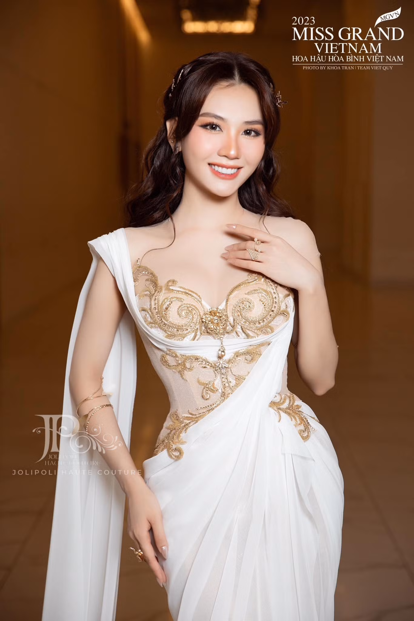 Kiểu tóc rẽ ngôi, xoăn sóng bồng bềnh cùng thần thái cuốn hút của Miss World Vietnam 2022.