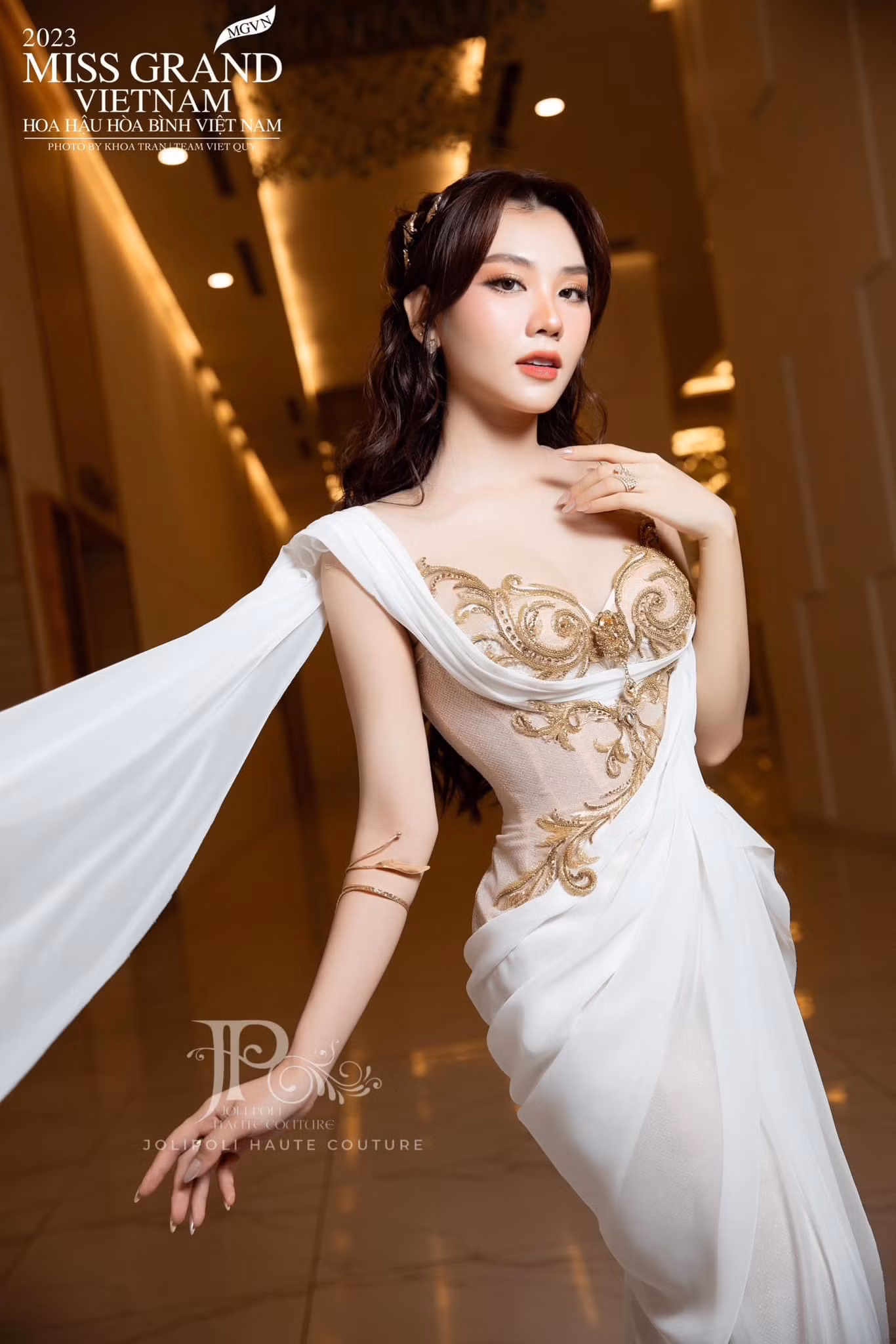 Kiểu tóc rẽ ngôi, xoăn sóng bồng bềnh cùng thần thái cuốn hút của Miss World Vietnam 2022.