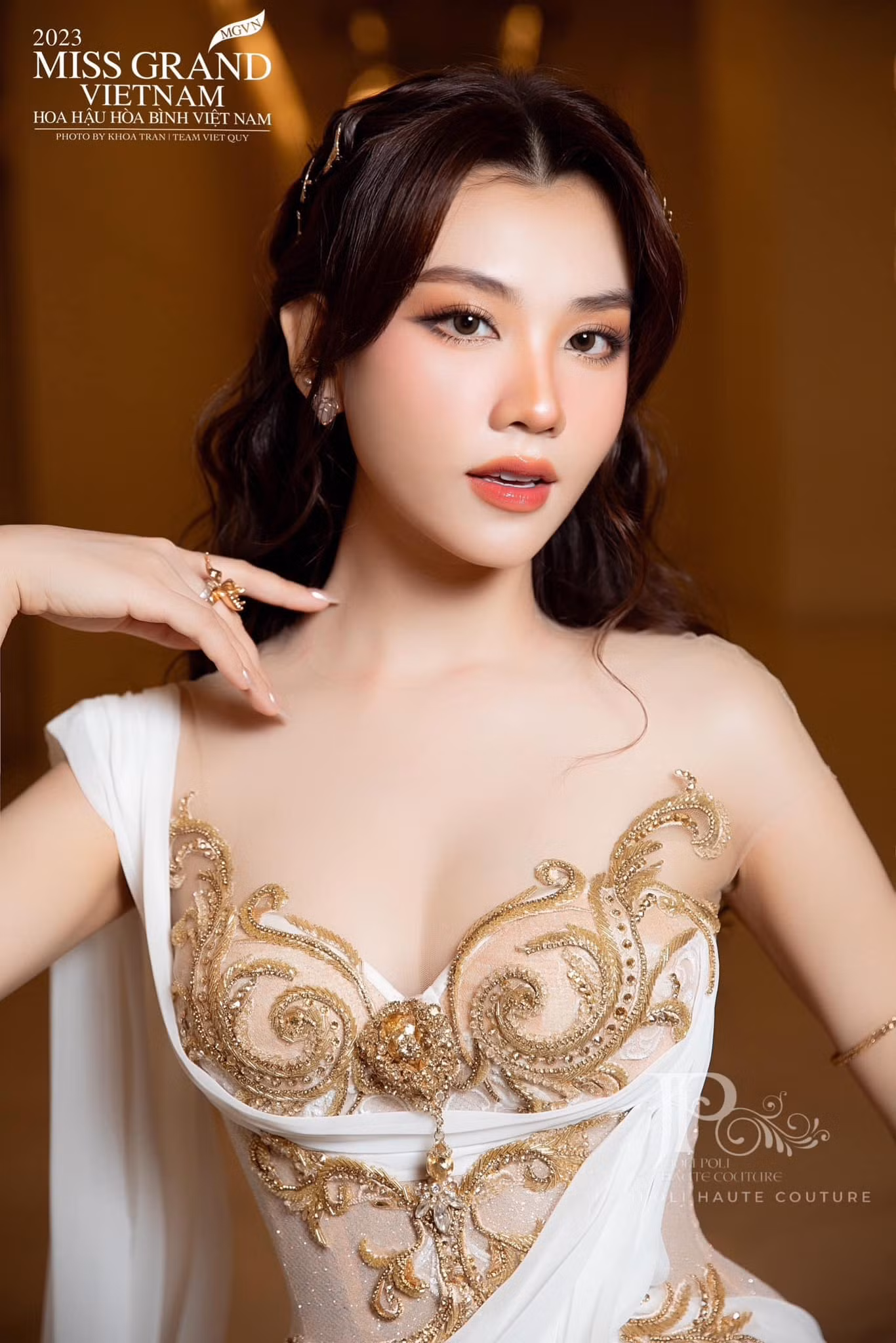 Kiểu tóc rẽ ngôi, xoăn sóng bồng bềnh cùng thần thái cuốn hút của Miss World Vietnam 2022.