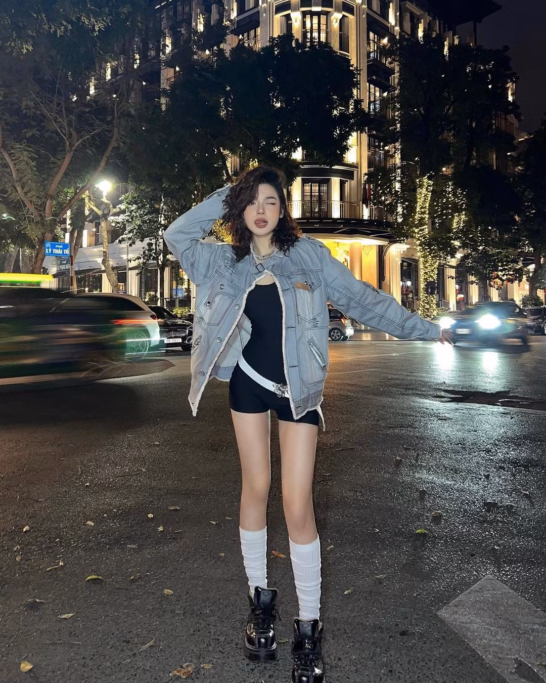 Cô bạn đem lại vẻ thời thượng cho diện mạo nhờ cách phối phụ kiện sáng tạo. Cô bạn đem lại vẻ thời thượng cho diện mạo nhờ cách phối phụ kiện sáng tạo.