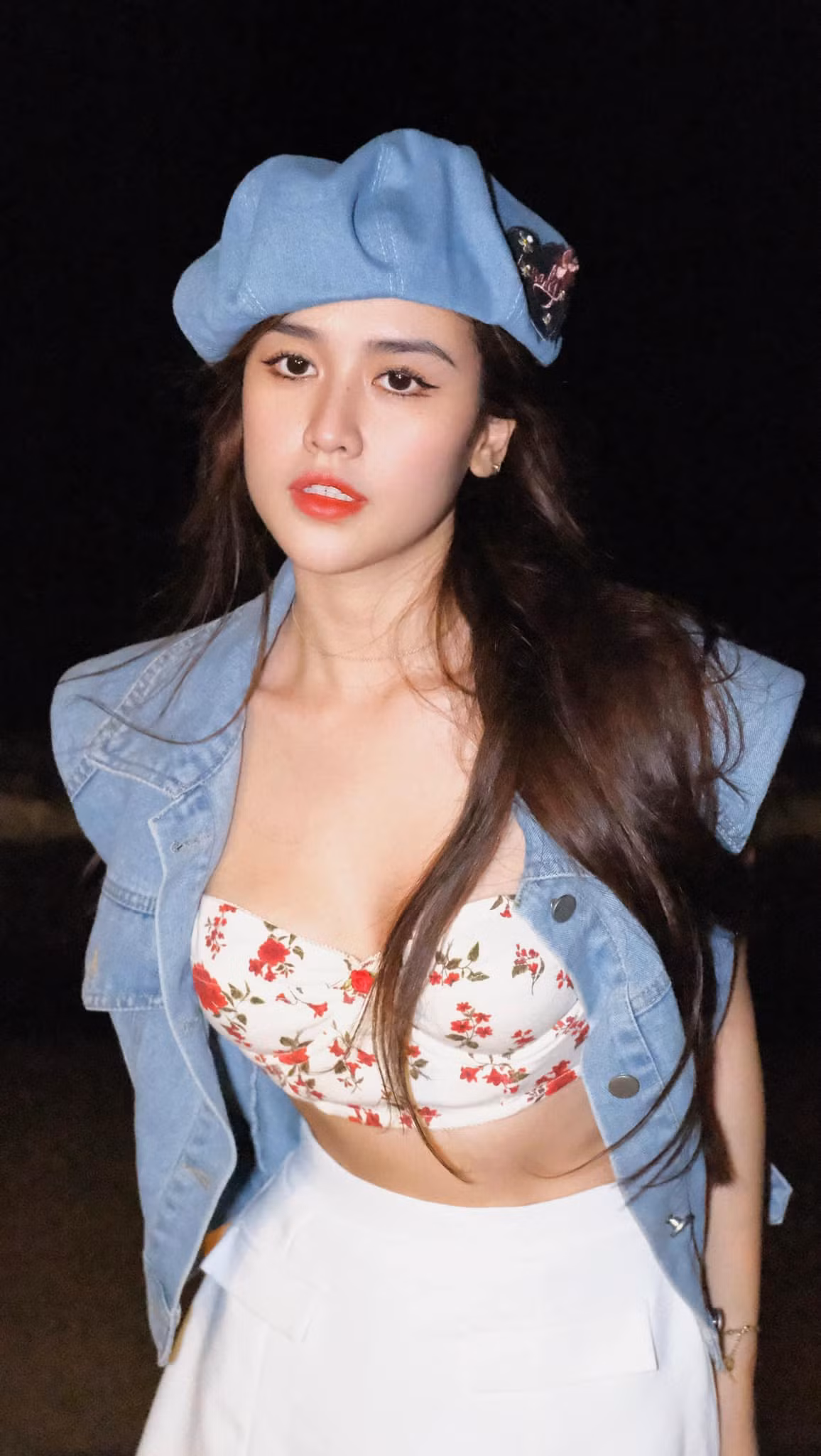 Quyên Qui ưa chuộng trang phục đời thường quyến rũ. Cô đặc biệt yêu thích các thiết kế cúp ngực, áo crop-top khoe khéo vòng eo săn chắc.