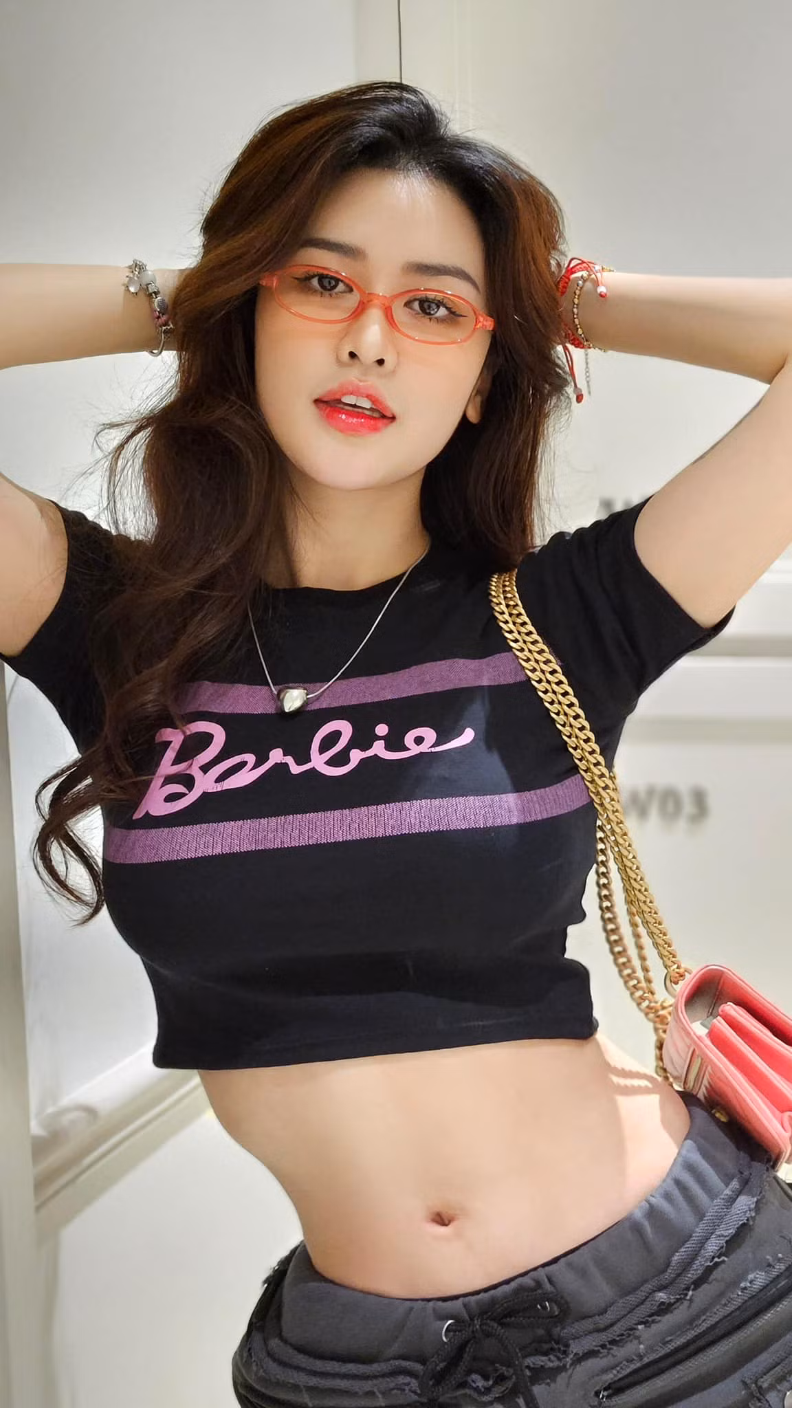 Quyên Qui ưa chuộng trang phục đời thường quyến rũ. Cô đặc biệt yêu thích các thiết kế cúp ngực, áo crop-top khoe khéo vòng eo săn chắc.