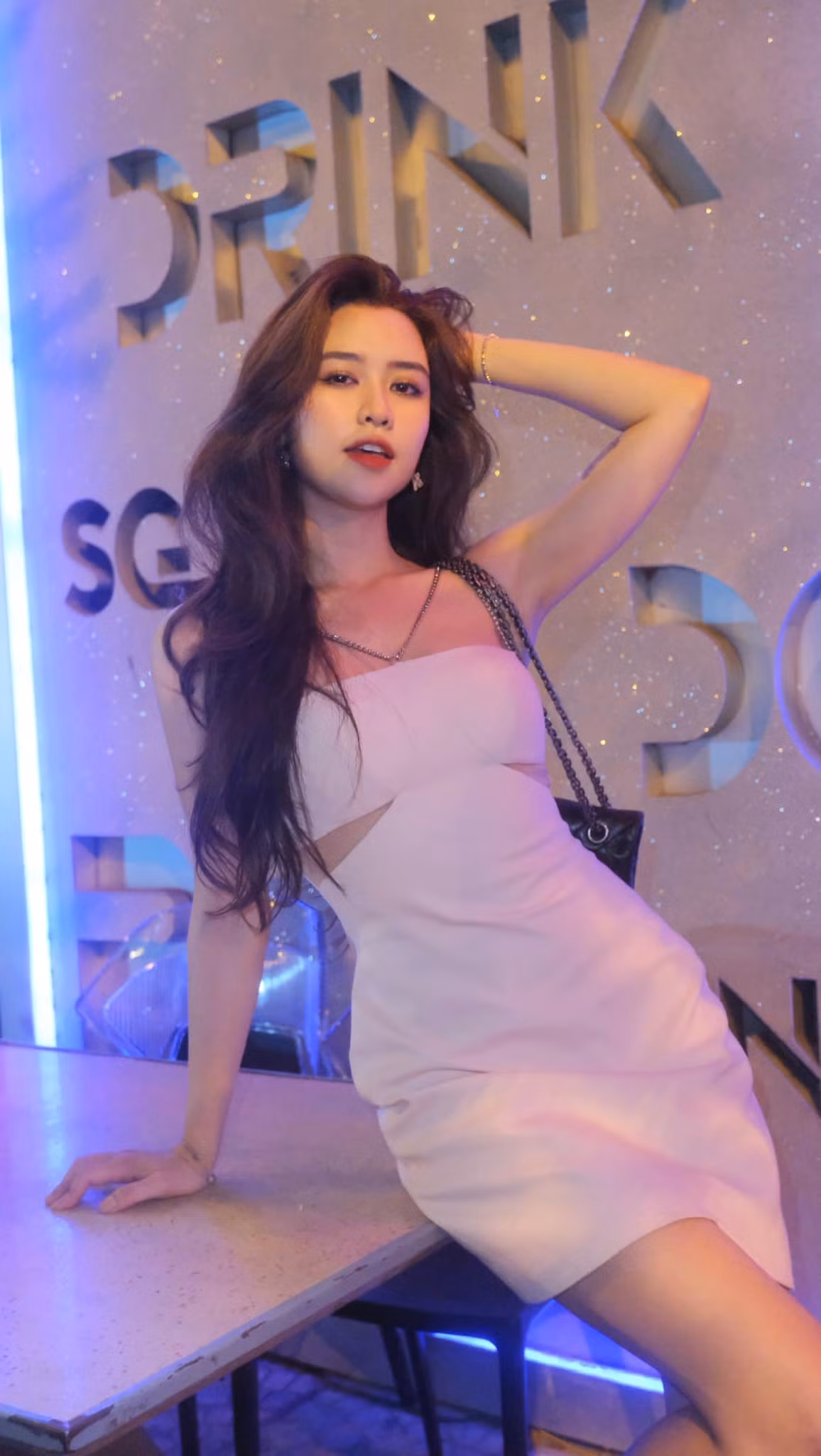 Quyên Qui ưa chuộng trang phục đời thường quyến rũ. Cô đặc biệt yêu thích các thiết kế cúp ngực, áo crop-top khoe khéo vòng eo săn chắc.