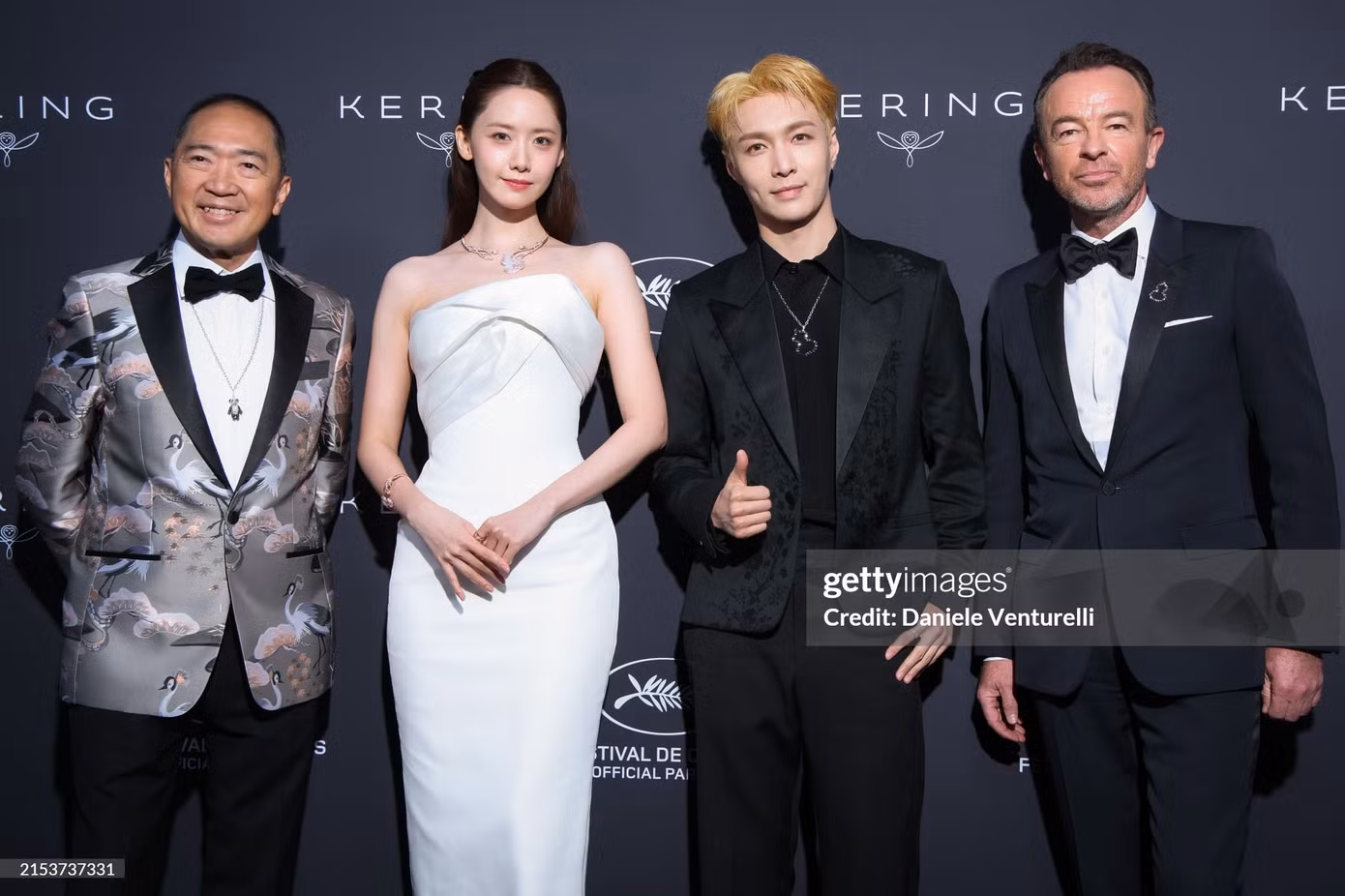 Yoona chung khung hình cùng Lay, Christophe Artaux (CEO của QEELIN) &amp; Dennis Chan (Founder &amp; Giám đốc sáng tạo của QEELIN).