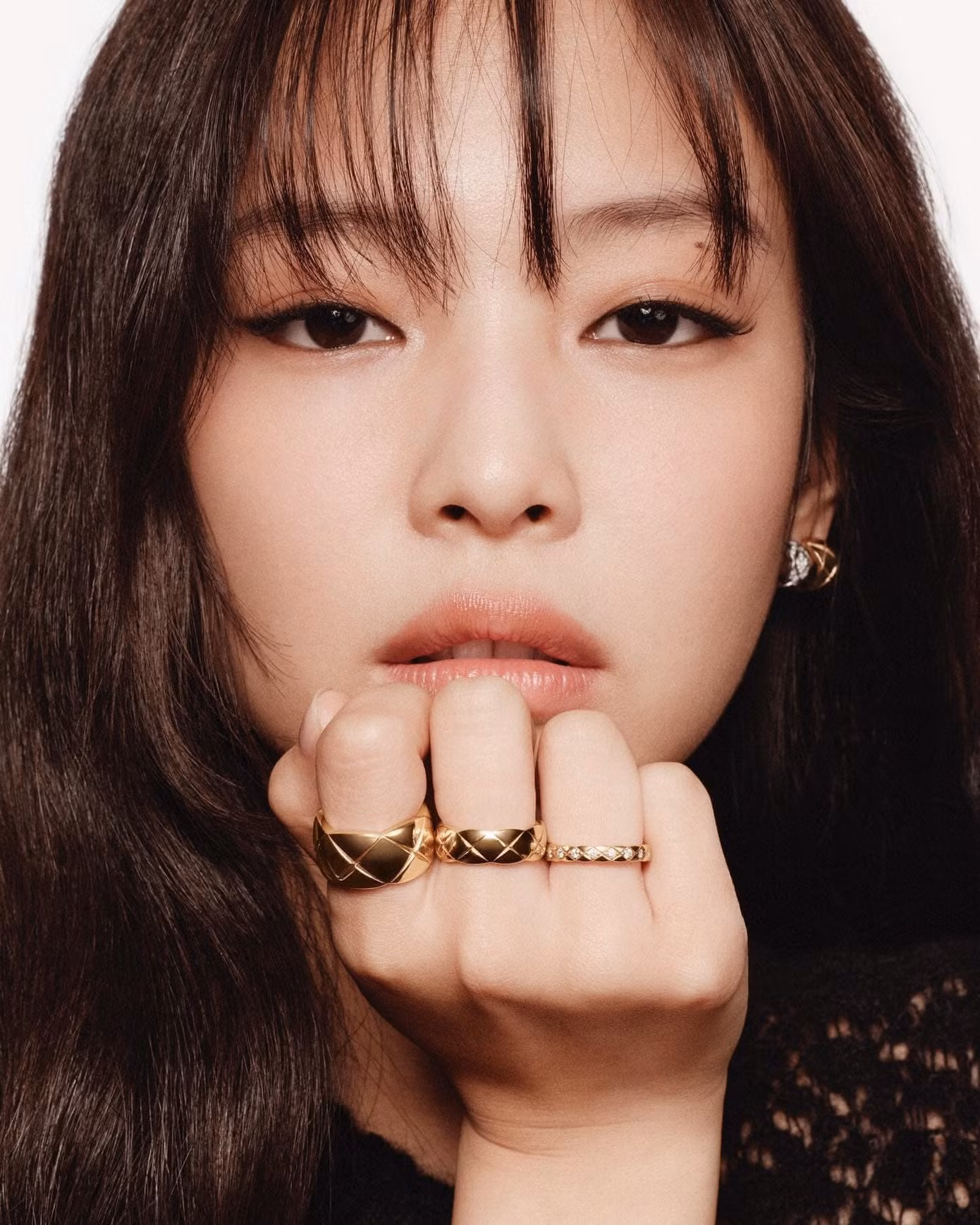 Nàng IT girl xứ sở Kim chi xuất hiện thanh lịch cùng trang sức cao cấp Coco Crush. Nàng IT girl xứ sở Kim chi xuất hiện thanh lịch cùng trang sức cao cấp Coco Crush.